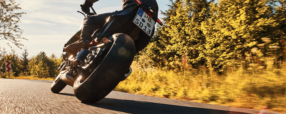 Fokus auf Hinterreifen eines Motorrads